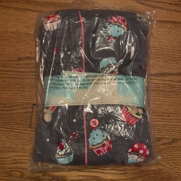 STAR + SKYE - Woman’s 2 Piece Holiday Cupcake Pajamas 🆕 (1X) 🧁🎄 - Picture 6 of 8